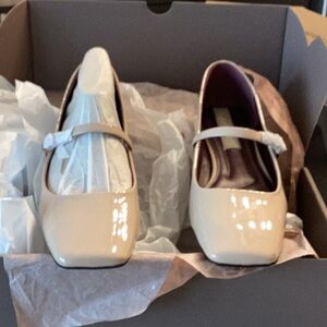 Beige patent leather ballet slipper
